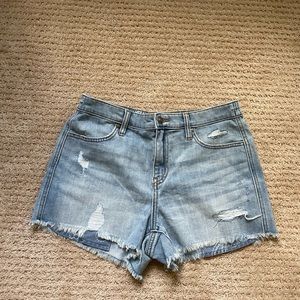 cute light wash american eagle shorts